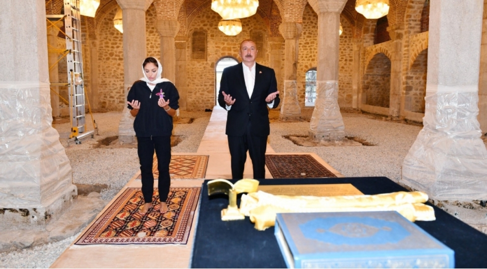 prezident-ve-mehriban-eliyeva-shushada-yuxari-govher-aga-mescidini-ziyaret-edib-fotoyenilenib
