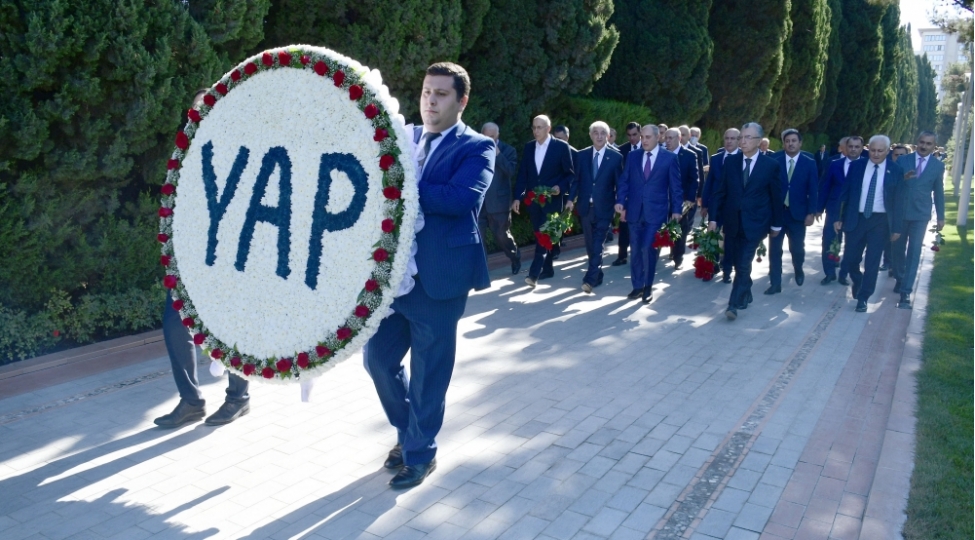 yeni-azerbaycan-partiyasinin-numayendeleri-ulu-onder-heyder-eliyevin-mezarini-ve-shehidler-xiyabanlarini-ziyaret-edibler-foto