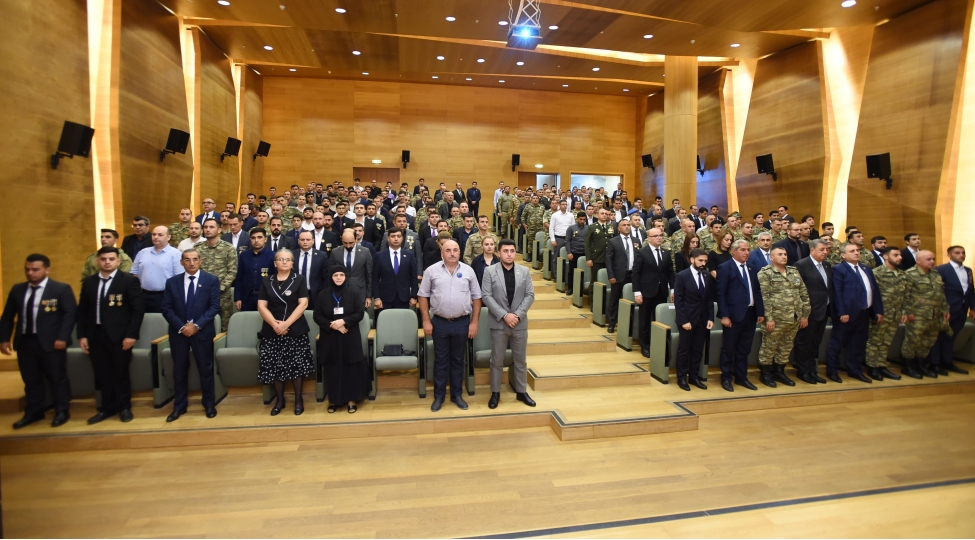 socar-da-chalishan-veten-muharibesi-qazileri-ve-shehid-olmush-emekdashlarin-aile-uzvleri-ile-gorush-kechirilib