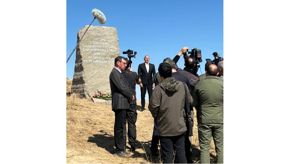 prezident-ve-birinci-xanim-fuzuliye-sefer-edib-veten-muharibesi-shehidlerinin-xatiresi-bir-deqiqelik-sukutla-yad-olunub-foto