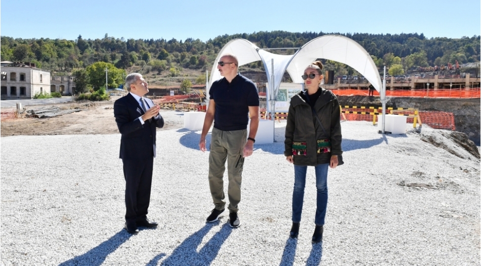prezident-ilham-eliyev-ve-birinci-xanim-mehriban-eliyeva-shushada-yeni-insha-olunan-bir-sira-obyektlerde-ishlerin-gedishi-ile-tanish-olublar-foto