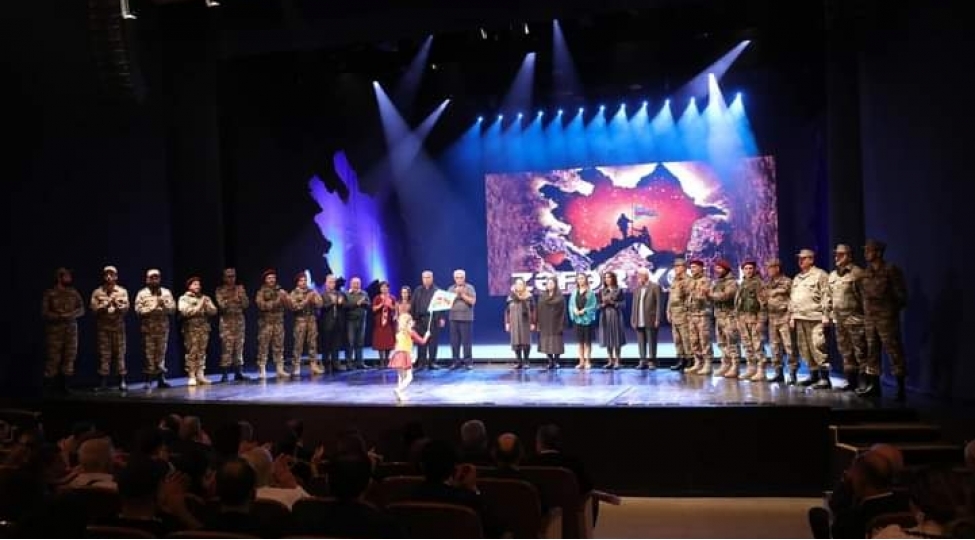 socar-in-kollektivi-zefer-yolu-tamashasini-izleyibler-foto