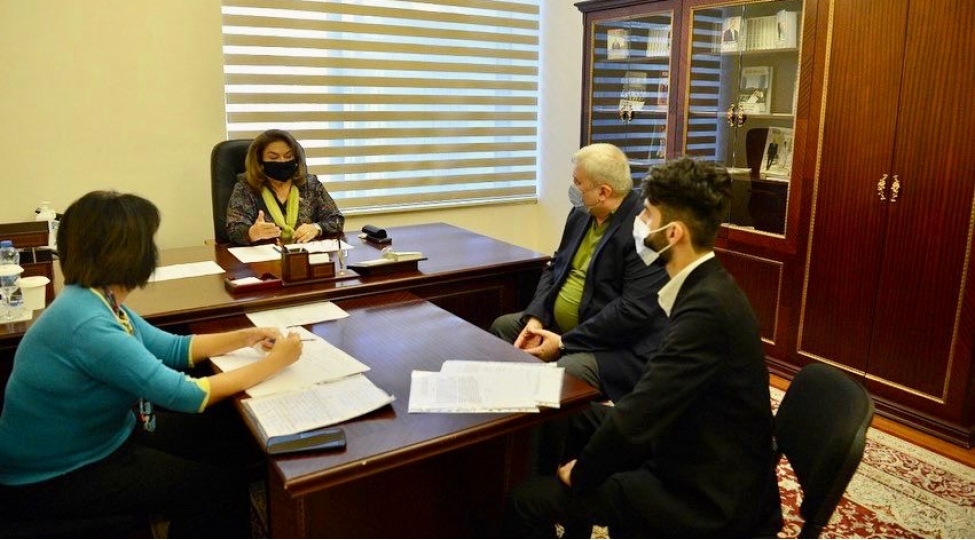 hicran-huseynova-milli-meclisde-qebul-kechirib-foto