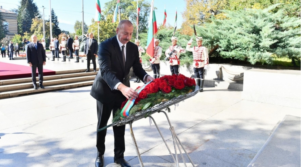 prezident-ilham-eliyev-sofiyada-namelum-esgerin-mezarini-ziyaret-edib