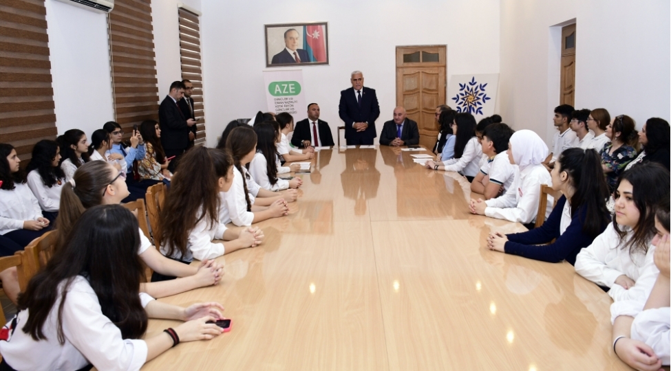 xetai-rayonunda-anim-gunune-hesr-olunan-insha-yazi-musabiqesinin-qalibleri-mukafatlandirildi-foto