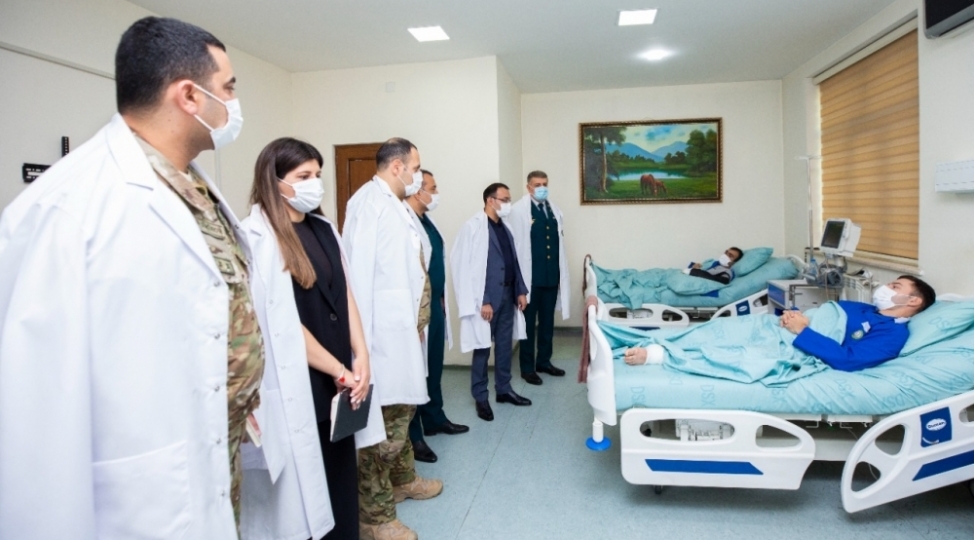 yashat-fondu-yaralanmish-serhedchileri-ziyaret-edib-foto
