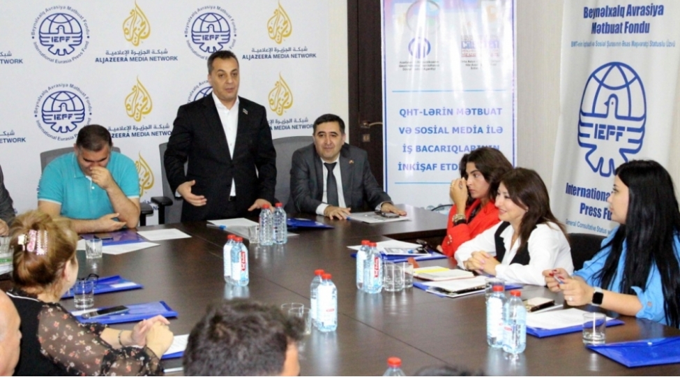 metbuat-ve-sosial-media-ile-ish-bacariqlarini-inkishaf-etdirmek-uchun-foto