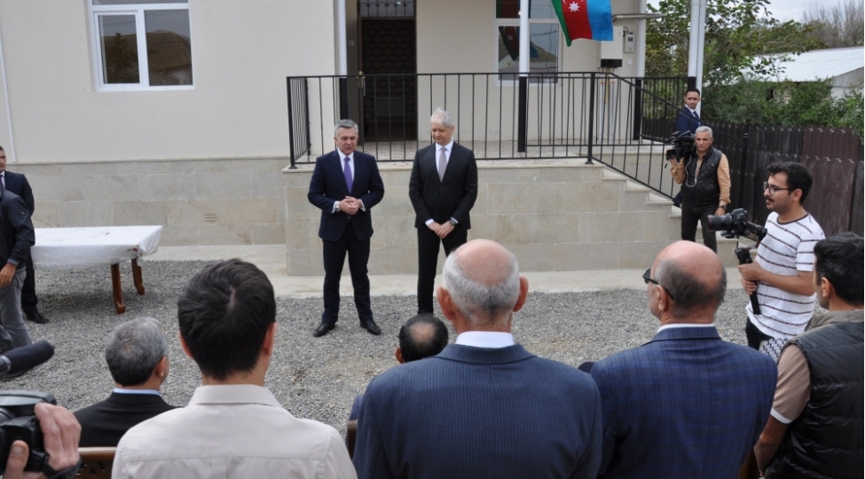 bilesuvar-rayonunda-shehid-ailelerine-ve-qazilere-ferdi-evler-teqdim-olunub-foto