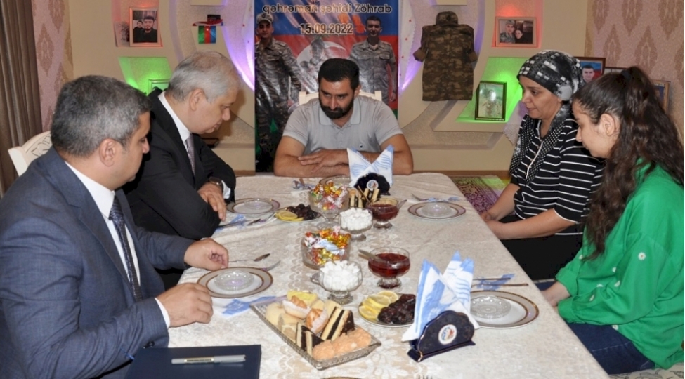 nazir-muavini-hidayet-abdullayev-shehid-ailesini-ziyaret-edib