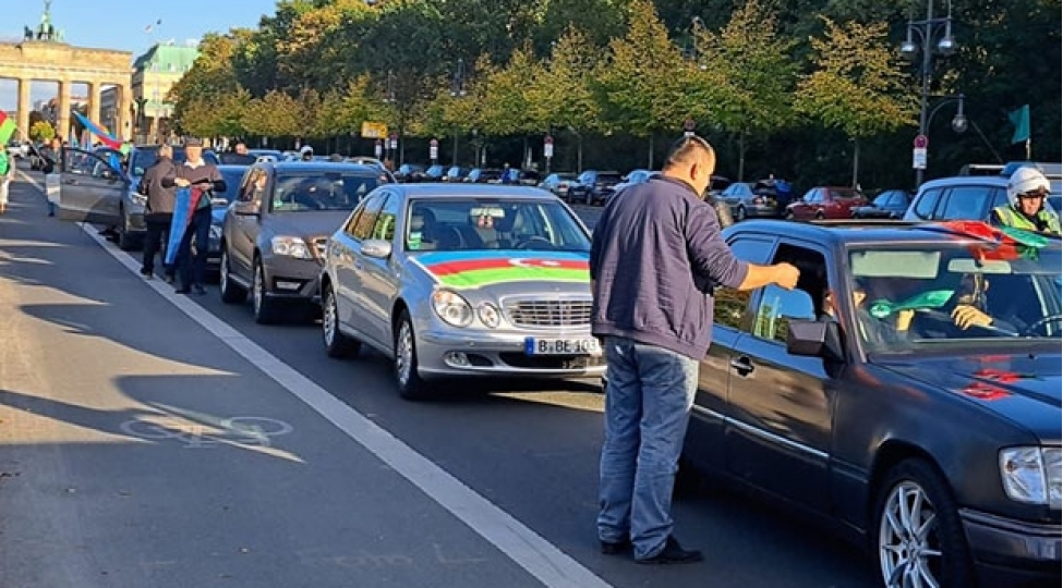 berlinde-ermenistanin-herbi-cinayetlerine-etiraz-meqsedile-avtoyurush-kechirilib-foto