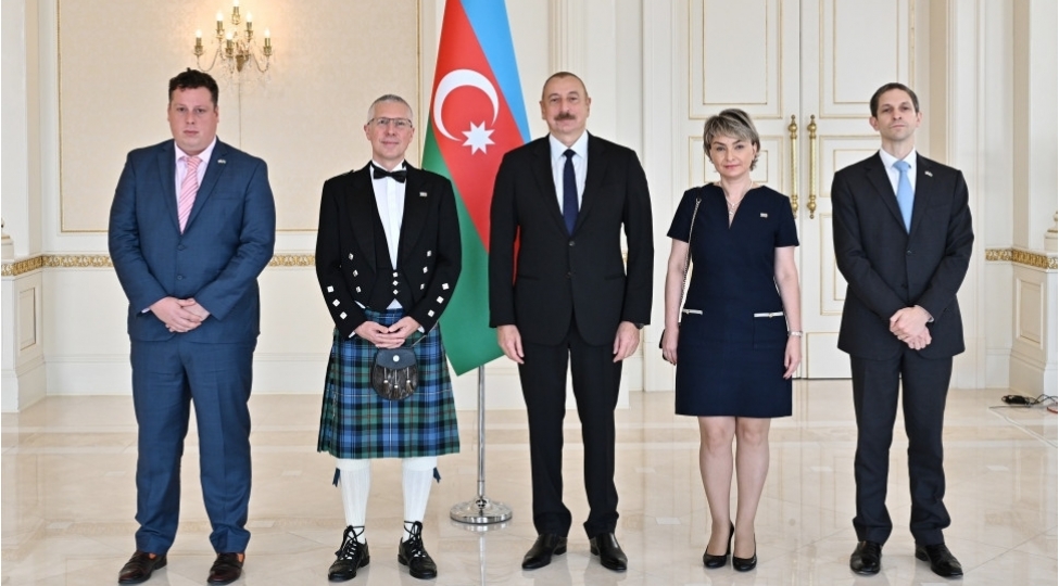 prezident-britaniyanin-azerbaycanda-yeni-teyin-olunmush-sefirinin-etimadnamesini-qebul-edib-foto