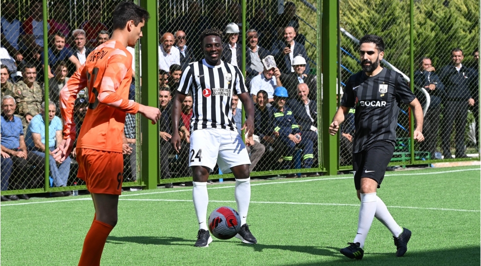 socar-prezidenti-futbol-oynadi-foto