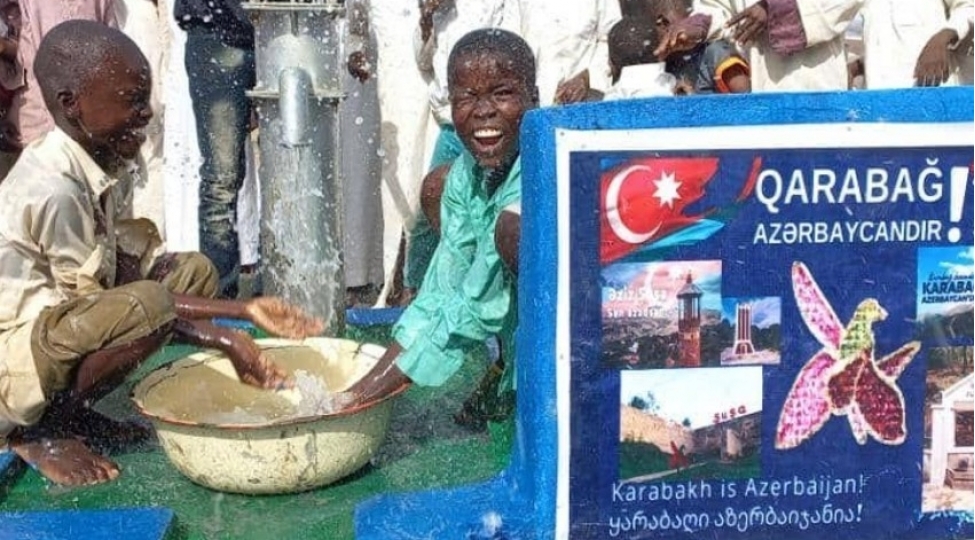 kamerunda-qarabag-azerbaycandir-adli-ichmeli-su-quyusu-istifadeye-verilib-foto