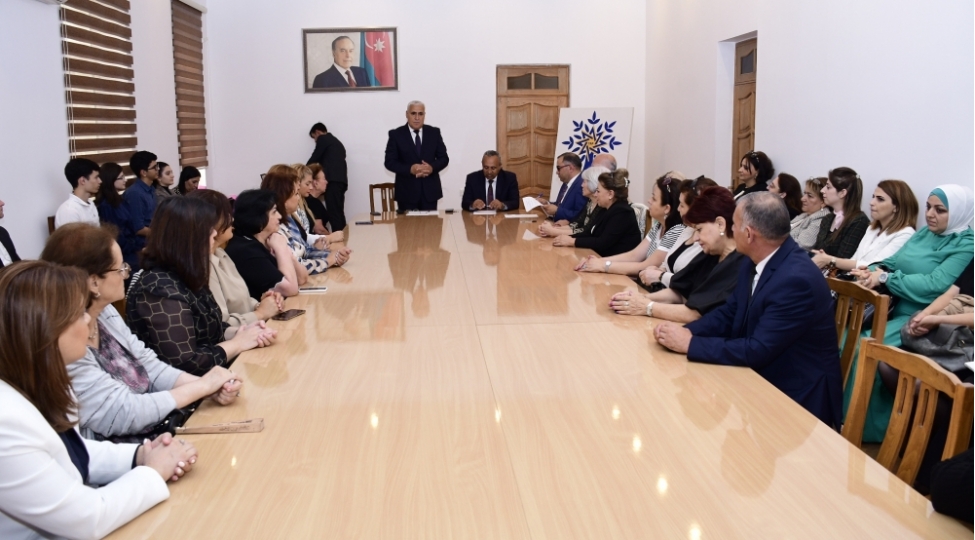 her-birimizin-taleyinde-muellimin-heraretli-qelbinin-bir-zerreciyi-var-foto