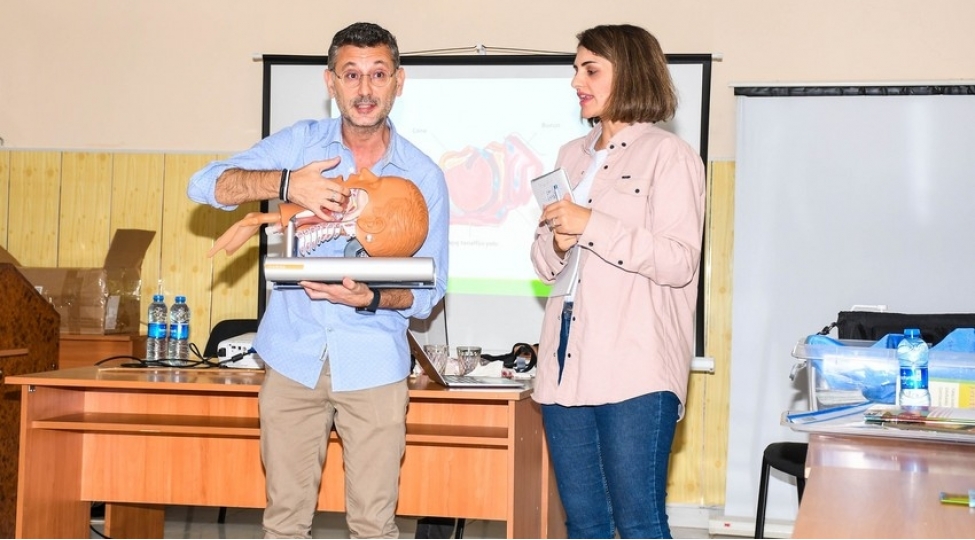 beynelxalq-qizil-xach-komitesi-anama-nin-tibb-heyeti-uchun-telimlere-bashlayib