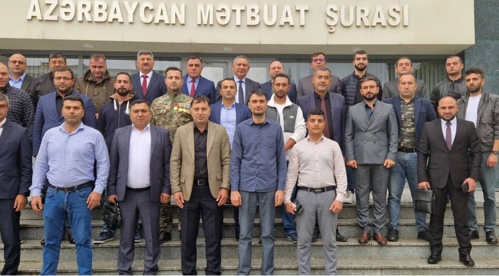 metbuat-shurasinda-veten-muharibesinde-ishtirak-eden-jurnalistlerle-gorush-olub-foto