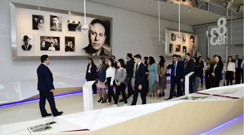 yap-in-30-illik-yubileyi-munasibetile-heyder-eliyev-merkezine-ekskursiya-teshkil-olunub-foto