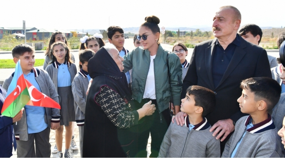 prezident-ve-birinci-xanim-zengilanin-agali-kendinde-sakinlerle-gorushubler-foto
