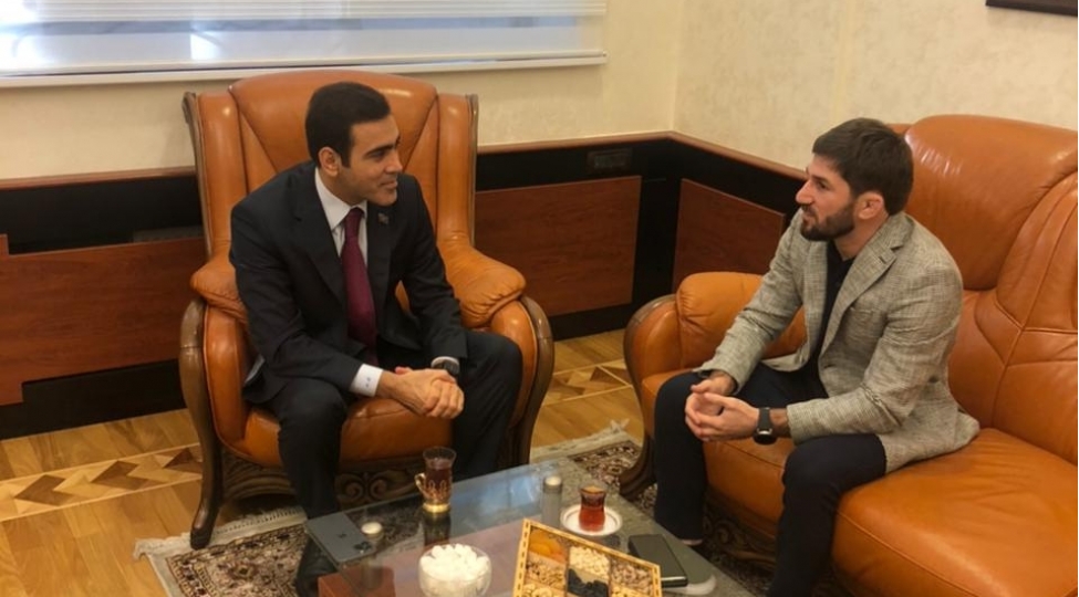 deputat-ermeniye-qalib-gelmish-idmanchi-ile-gorushub-foto