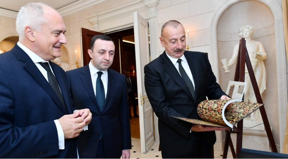 prezident-ilham-eliyev-ve-qaribashvili-qarabag-xanliginin-irsi-sergisi-ile-tanish-olublar