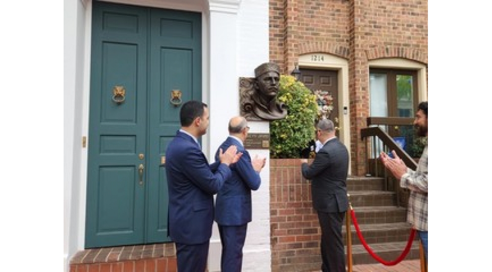 absh-da-huseyn-cavidin-barelyefinin-achilishi-olub