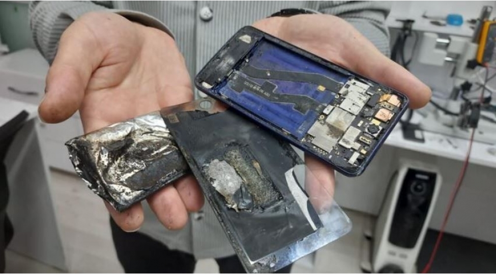 temire-aparilan-telefon-elinde-partladi-fotovideo