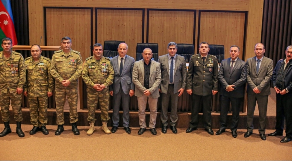 yeni-klinikada-fealiyyet-gosteren-qazi-ve-shehid-ailesi-uzvleri-ile-gorush-kechirildi-foto