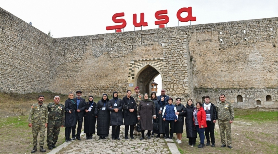 rinn-in-veten-muharibesinde-ishtirak-etmish-emekdashlari-ve-shehidlerin-aile-uzvleri-shushaya-sefer-edibler-foto
