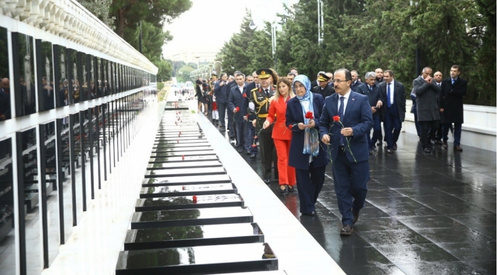 turk-shehidliyi-abidesi-ziyaret-edilib