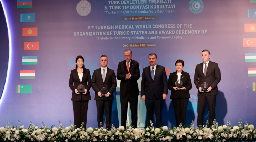 tdt-uzv-olkelerinin-sehiyye-nazirlerine-mukafat-teqdim-olunub-foto