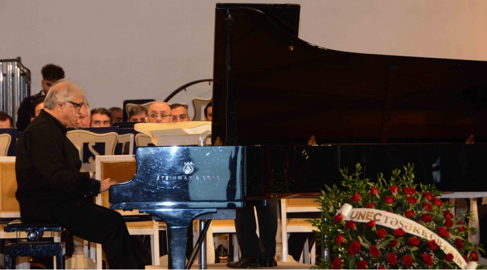 ferhad-bedelbeyli-unec-kollektivi-uchun-fikret-emirovun-eserlerini-ifa-edib