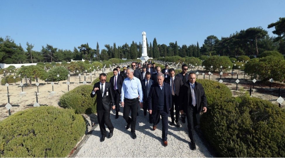 nato-nun-bash-katibi-chanaqqala-shehidler-abidesini-ziyaret-edib-foto