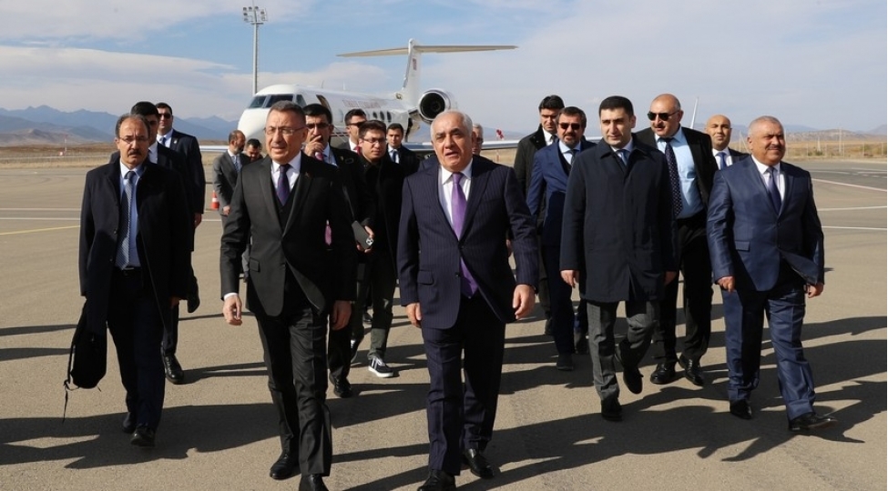 fuat-oktay-fuzuli-aeroportu-ile-tanish-olub-shushani-ziyaret-edib-yenilenib