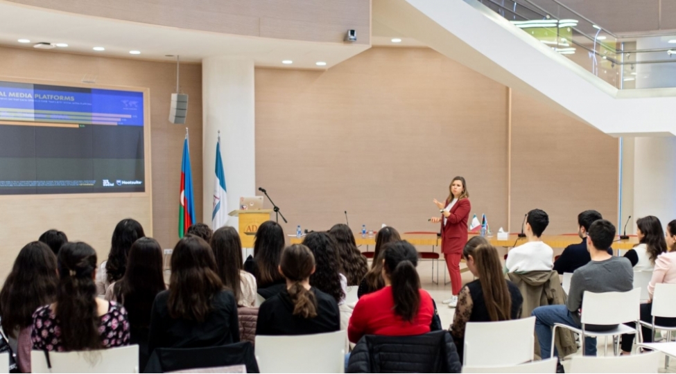 reqemsal-media-ve-kommunikasiya-movzusunda-media-talks-achiq-seminari-kechirilib-foto