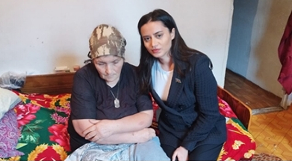 sebine-xasayeva-shehid-ailesini-ziyaret-edib