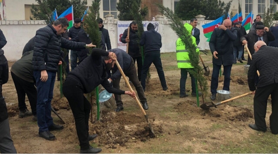 xezer-rayonunda-8-noyabr-zefer-gunu-munasibeti-ile-agacekme-aksiyasi-kechirilib