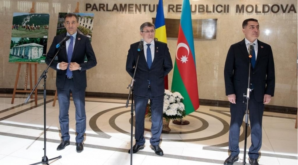 moldova-parlamentinde-shushaya-hesr-olunmush-sergi-achilib