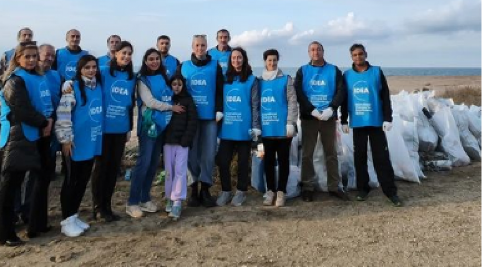 leyla-eliyeva-qizi-ile-birge-deniz-kenarini-temizledi-foto