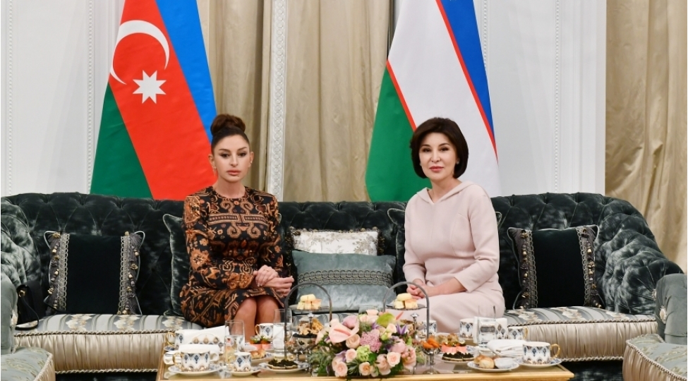 mehriban-eliyevanin-ozbekistanin-birinci-xanimi-ziroatxon-mirziyoyeva-ile-gorushu-olub-foto