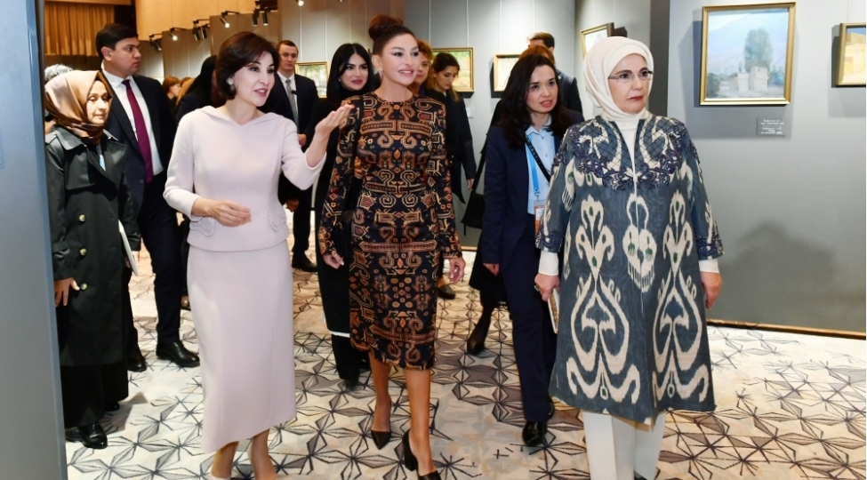 azerbaycanin-birinci-xanimi-mehriban-eliyeva-semerqendde-ozbekistanin-rengleri-adli-sergi-ile-tanish-olub-foto