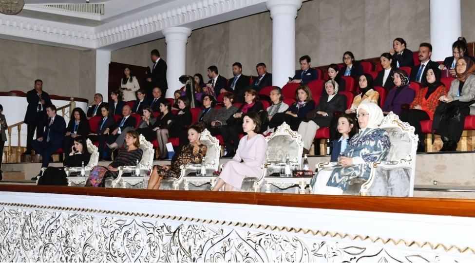 azerbaycanin-birinci-xanimi-mehriban-eliyeva-semerqendde-lazgi-adli-balete-baxib-foto
