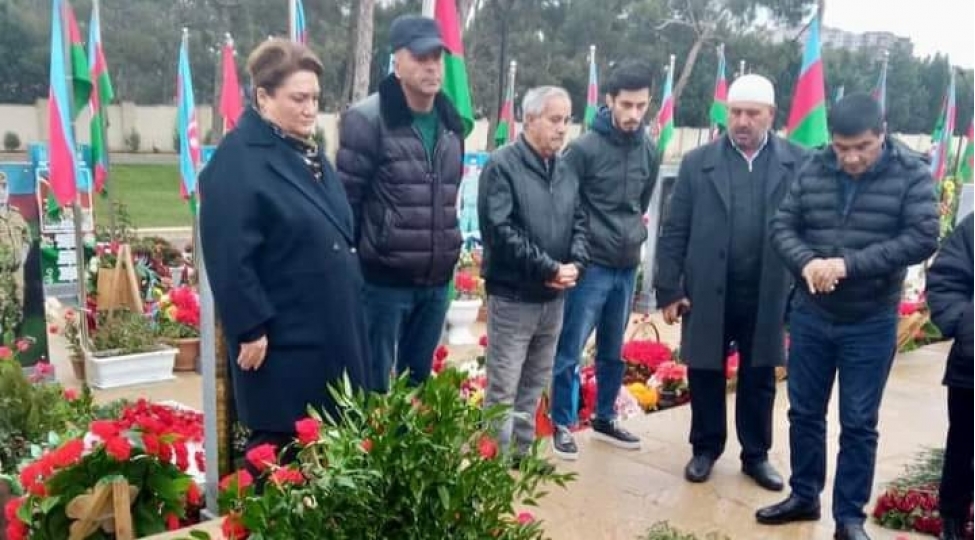 hicran-huseynova-shehid-ramiz-ceferovun-ildonumunde-ikinci-shehidler-xiyabaninda-mezarini-ziyaret-edib-foto