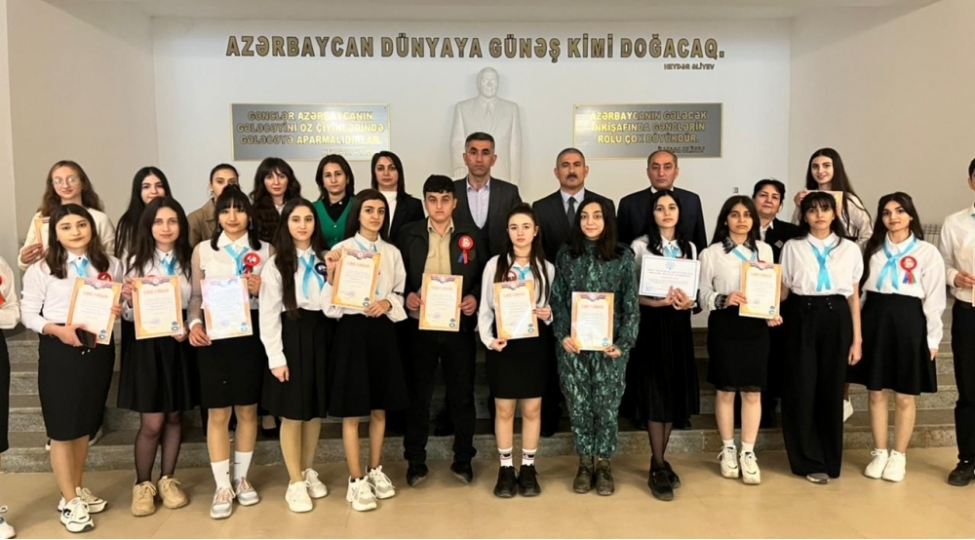 omrunu-xalqina-bexsh-eden-lider-foto