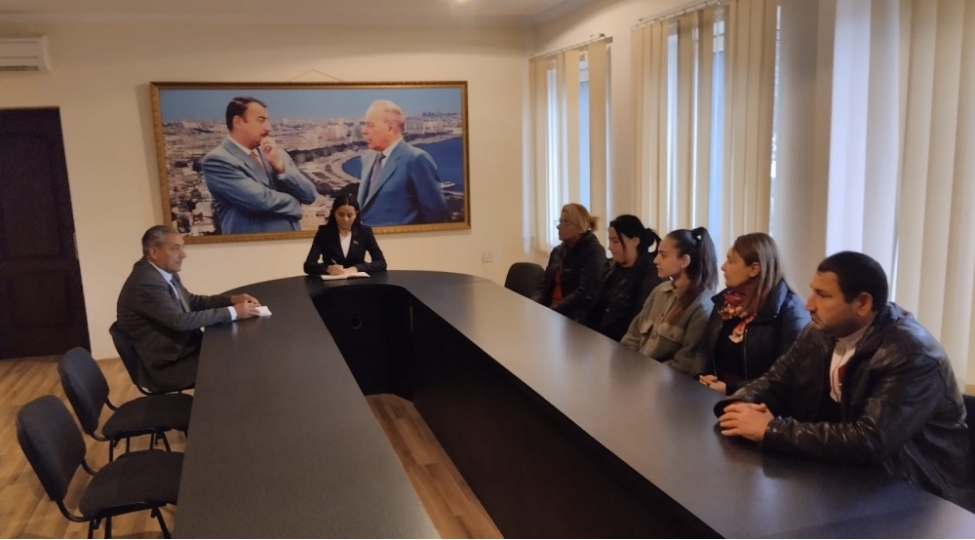 sebine-xasayeva-lokbatanda-bir-qrup-vetendashi-qebul-edib-foto