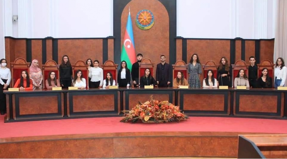 davamchilar-konstitusiya-mehkemesinin-binasi-ile-tanish-olublar-foto