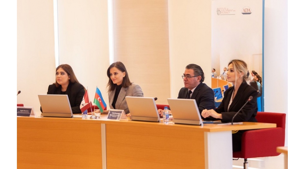 jurnalistler-uchun-etika-muellif-huquqlari-ve-jurnalistika-movzusunda-telimlere-bashlanilib-foto