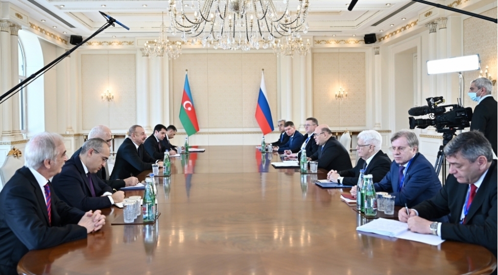 azerbaycan-prezidenti-ilham-eliyevin-rusiya-hokumetinin-sedri-ile-genish-terkibde-gorushu-olub