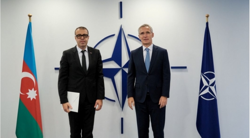 azerbaycanin-nato-yaninda-numayendeliyinin-rehberi-etimadnamesini-alyansin-bash-katibine-teqdim-edib
