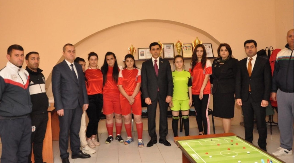 millet-vekili-naftalanda-idmanchilarla-gorushub-foto