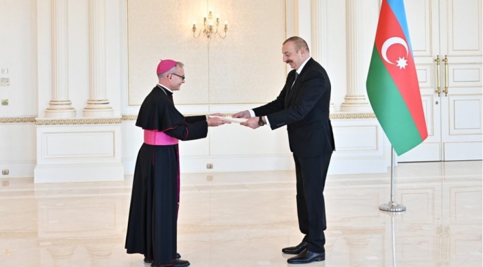 azerbaycan-prezidenti-vatikanin-yeni-sefirinin-etimadnamesini-qebul-edib-foto
